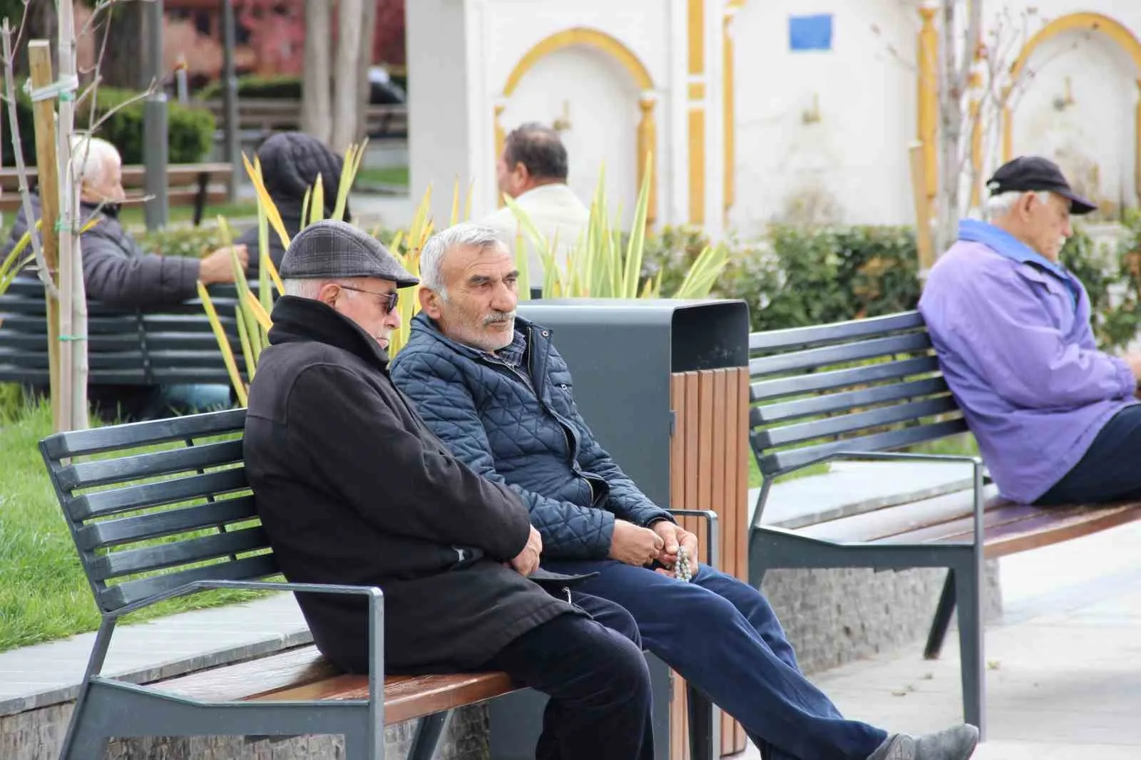 Emeklilere çifte ödeme takvimi başladı: Maaş ve ikramiyeler yatıyor