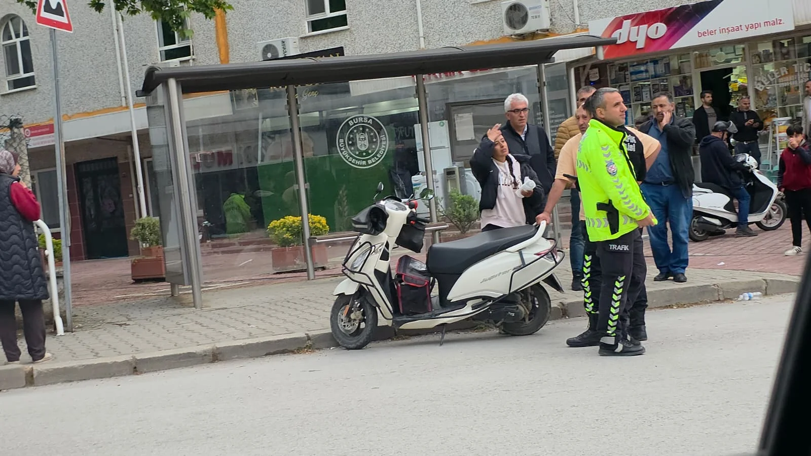 İnegöl'de otomobilin çarptığı kadın kurye yaralandı