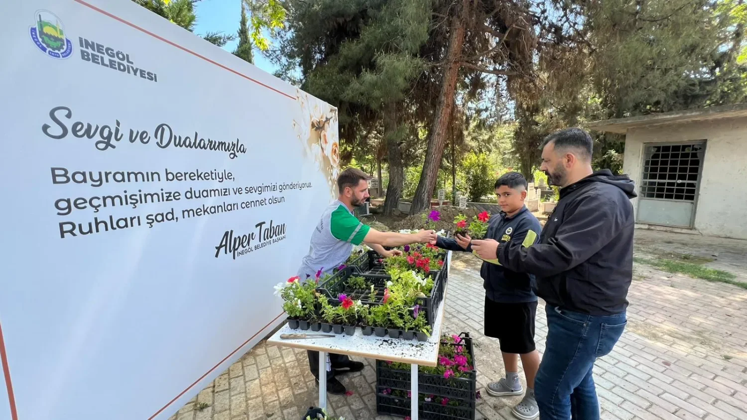 İnegöl’de mezarlıklar çiçek açtı!