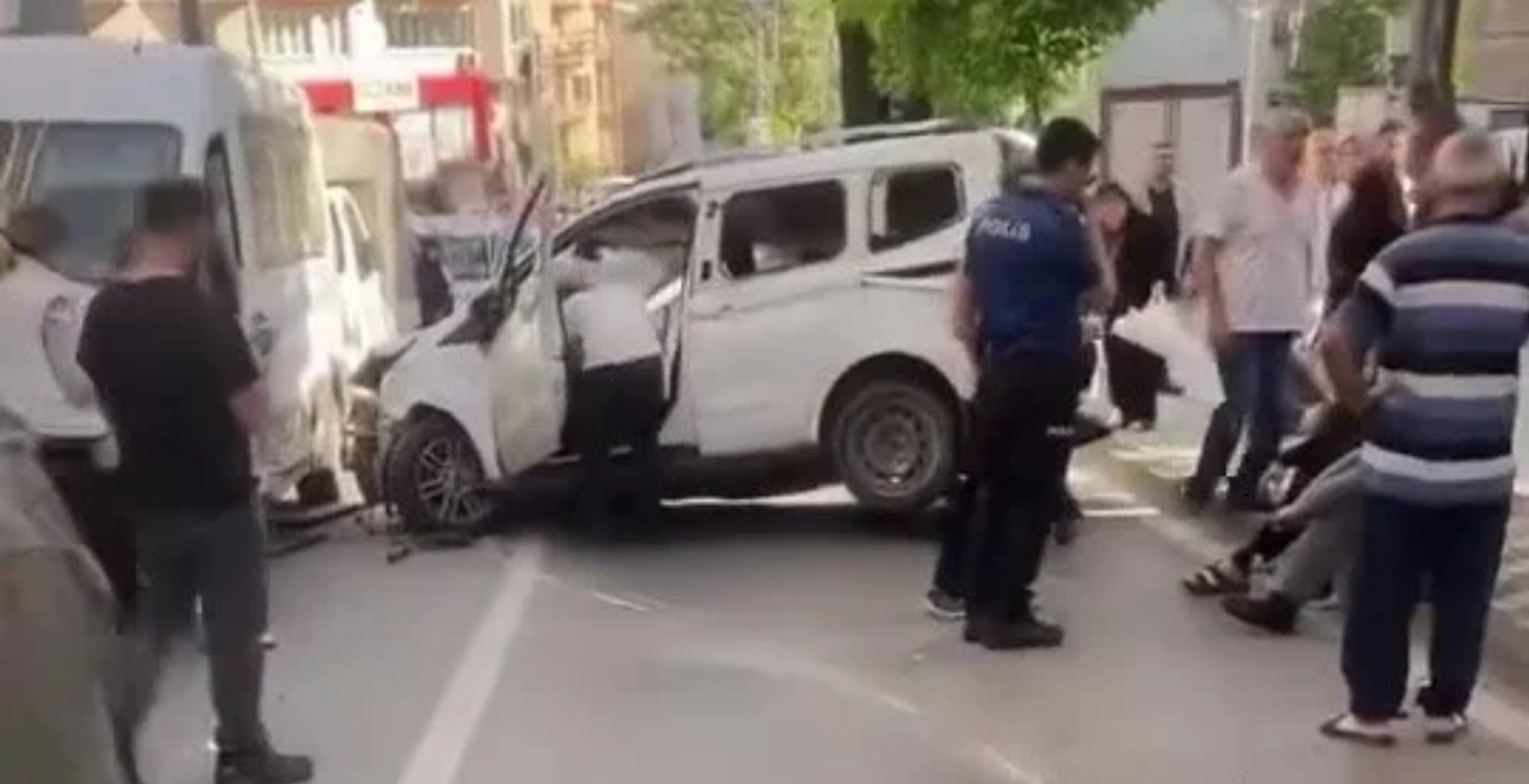 Feci kazada ortalık savaş alanına döndü! Sürücü camdan fırladı