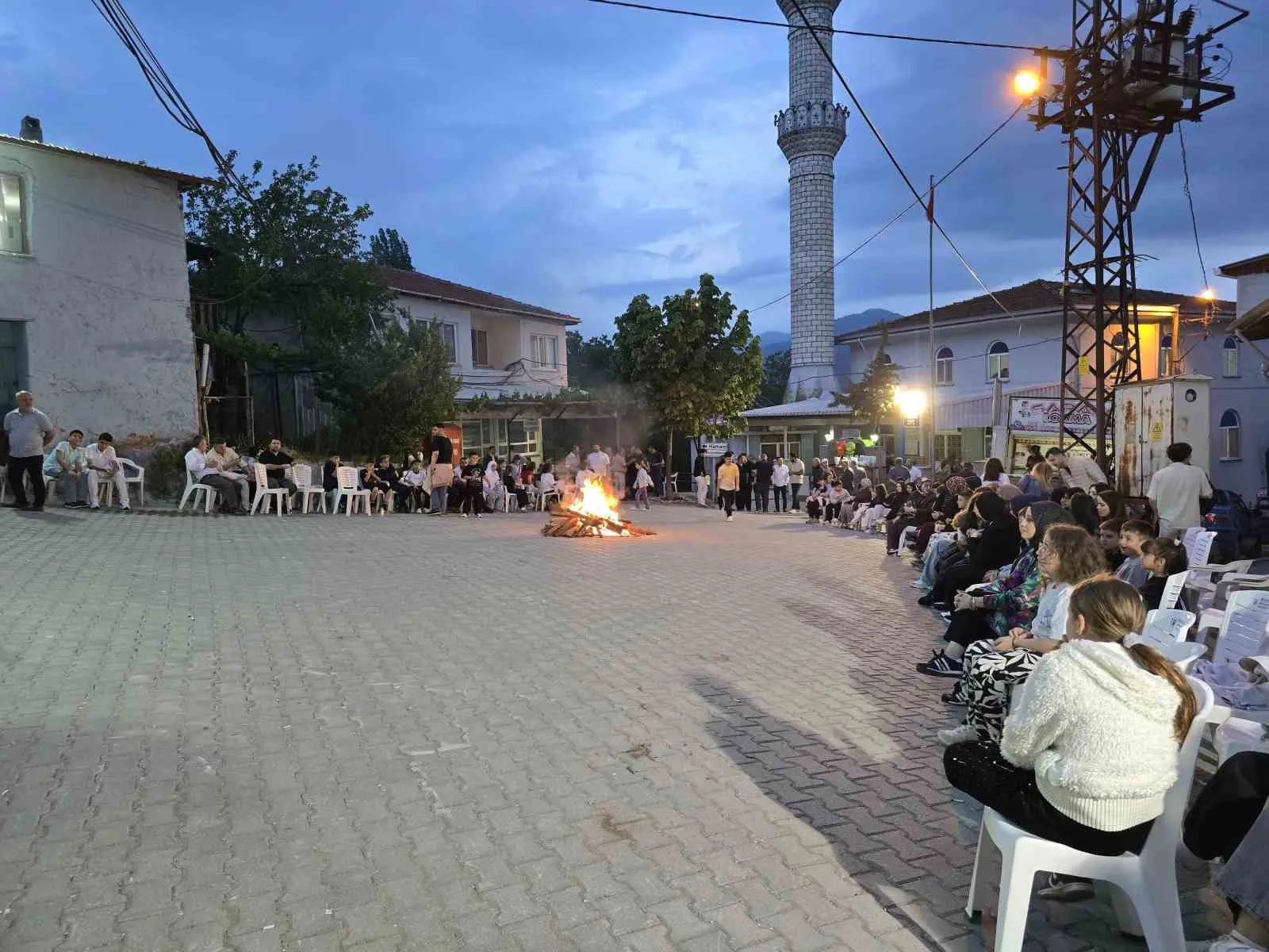 Yunan askerine geçit vermeyen dedelerini andılar