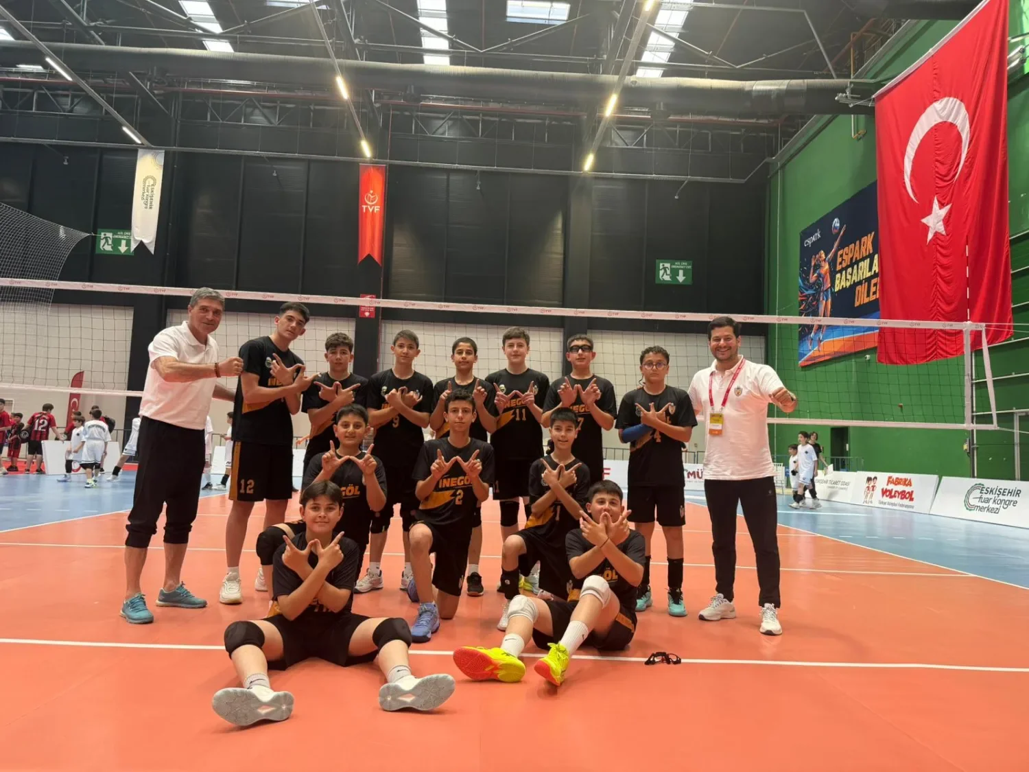 İnegöl Belediyespor midi erkek voleybol takımı son 16 turunda