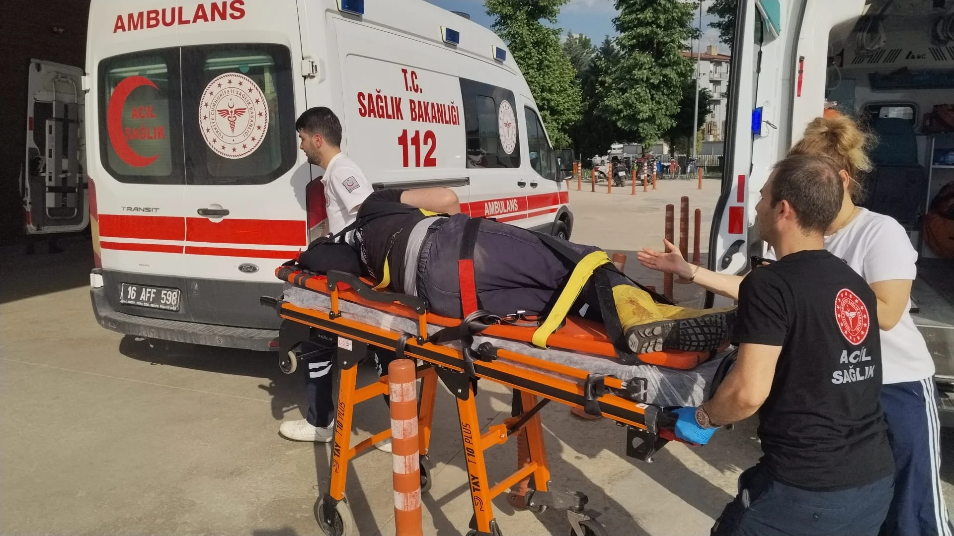 İnegöl'de OSB'de çatıdan düşen işçi 12 metreden ağır yaralandı