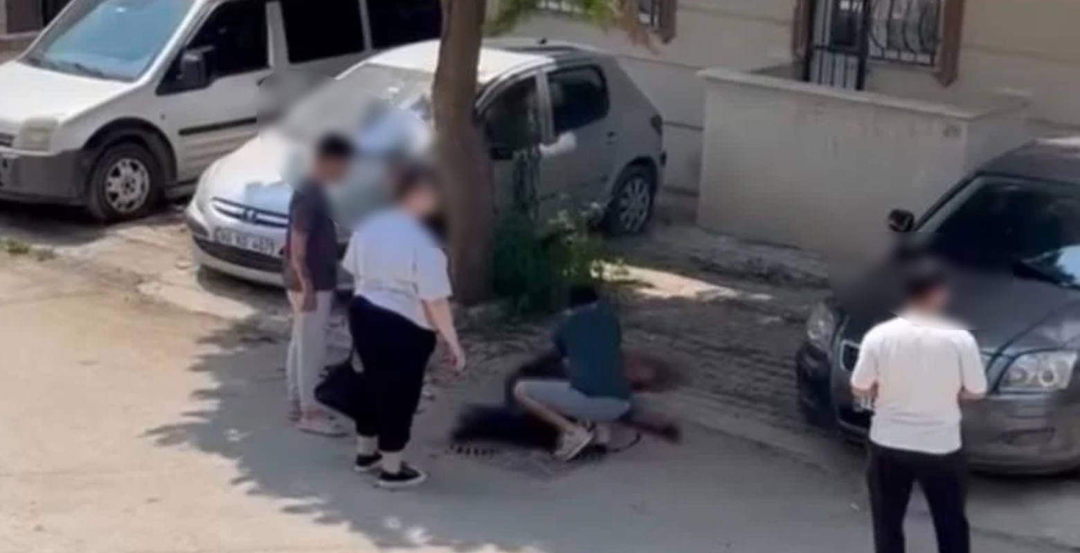 İki kardeş birbirlerini bıçakladı! Biri ölümle pençeleşiyor