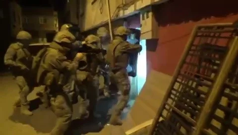 Kritik operasyonda koçbaşlarıyla kapılar kırıldı! 79 kişi tutuklandı