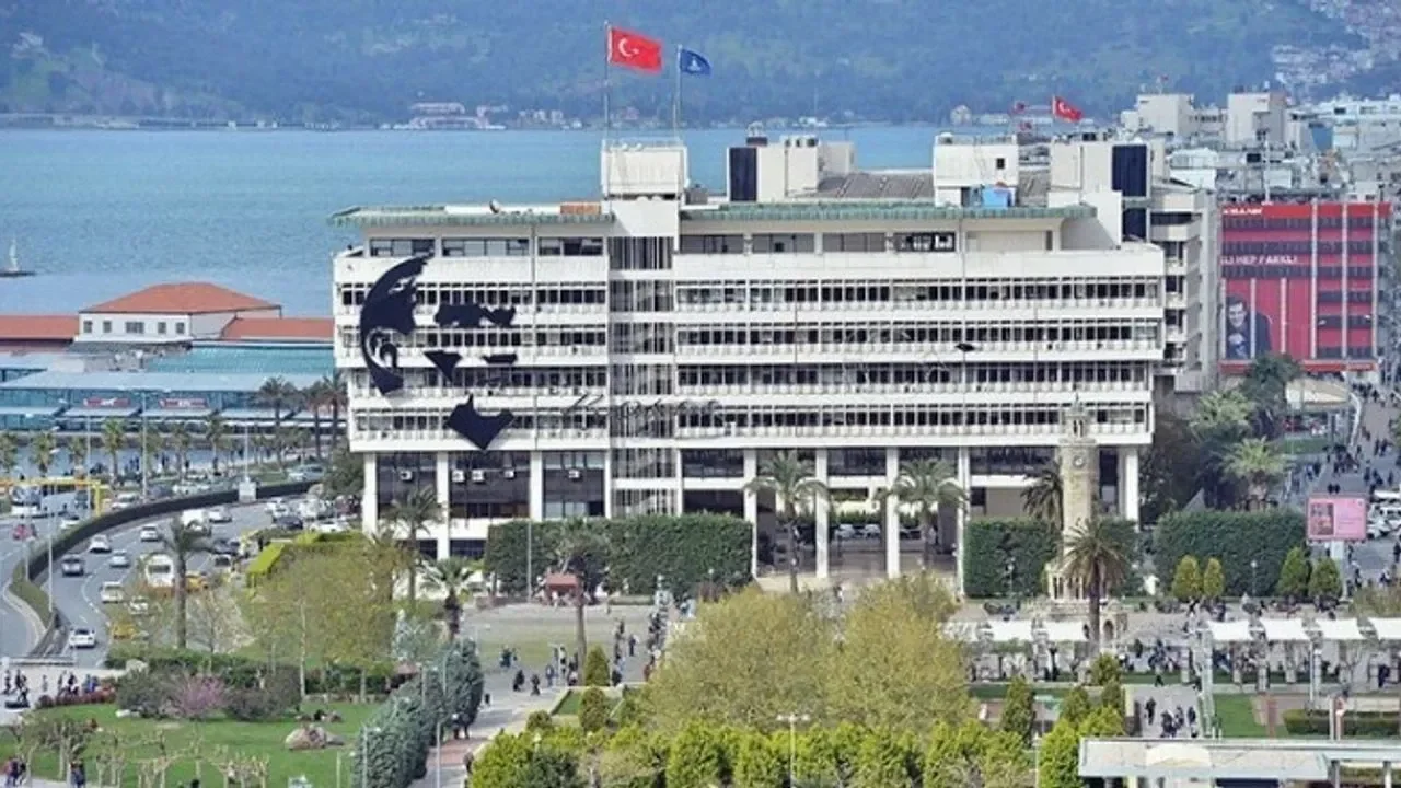 İzmir Büyükşehir Belediye Başkanı Cemil Tugay CHP üyeliğinden ayrıldı
