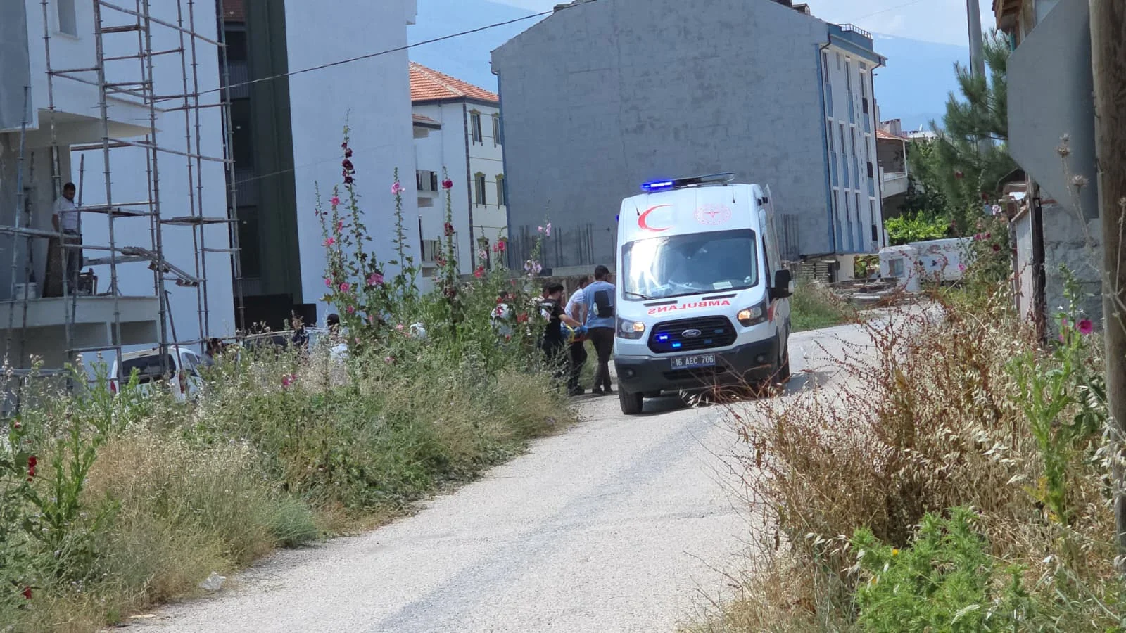 İnegöl'de inşaatta korku dolu anlar! 4 metreden yere çakıldı