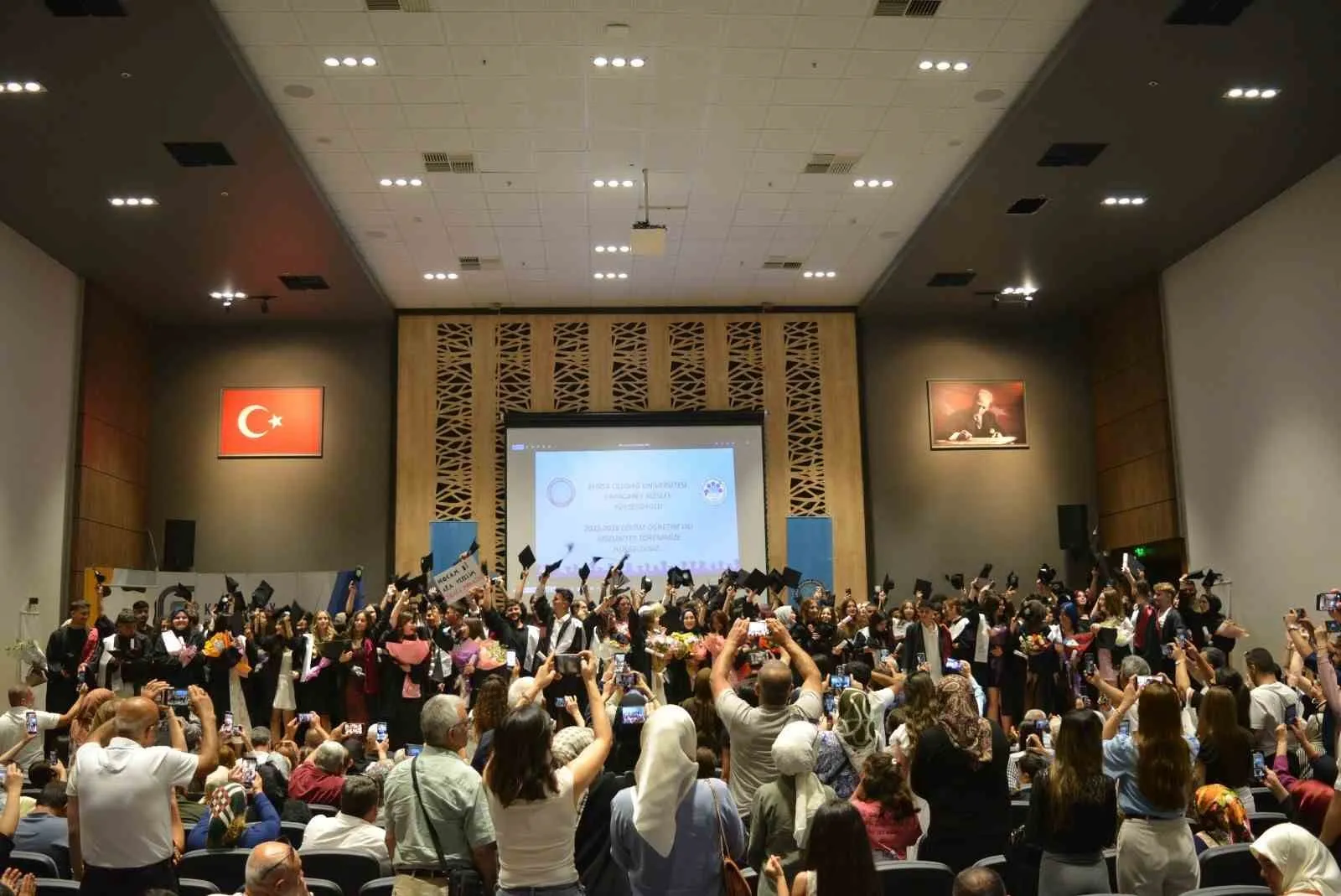 Karacabey MYO’nun 30. dönem mezunları kep attı