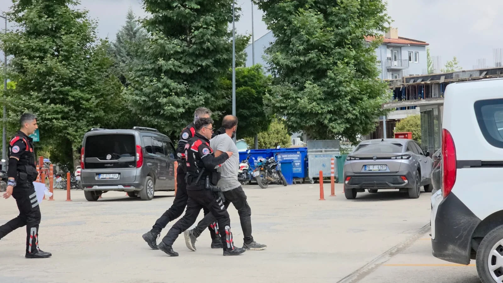 Polise Direndi, Gözaltına Alındı!