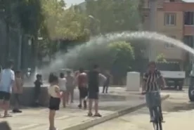 İnegöl'de Parkta Renkli Anlar! Çocuklar Su Tankeriyle Serinledi