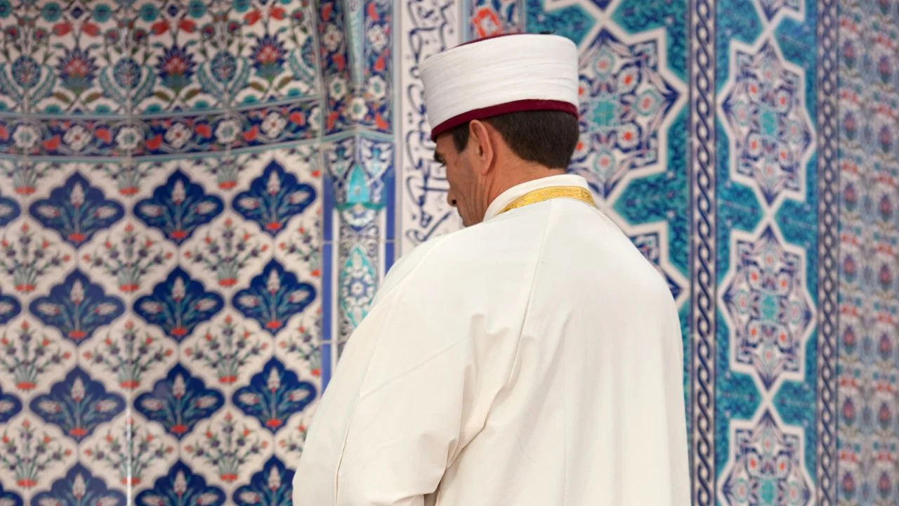 Avluda uygunsuz halde yakalandıkları imama yapmadıklarını bırakmadılar