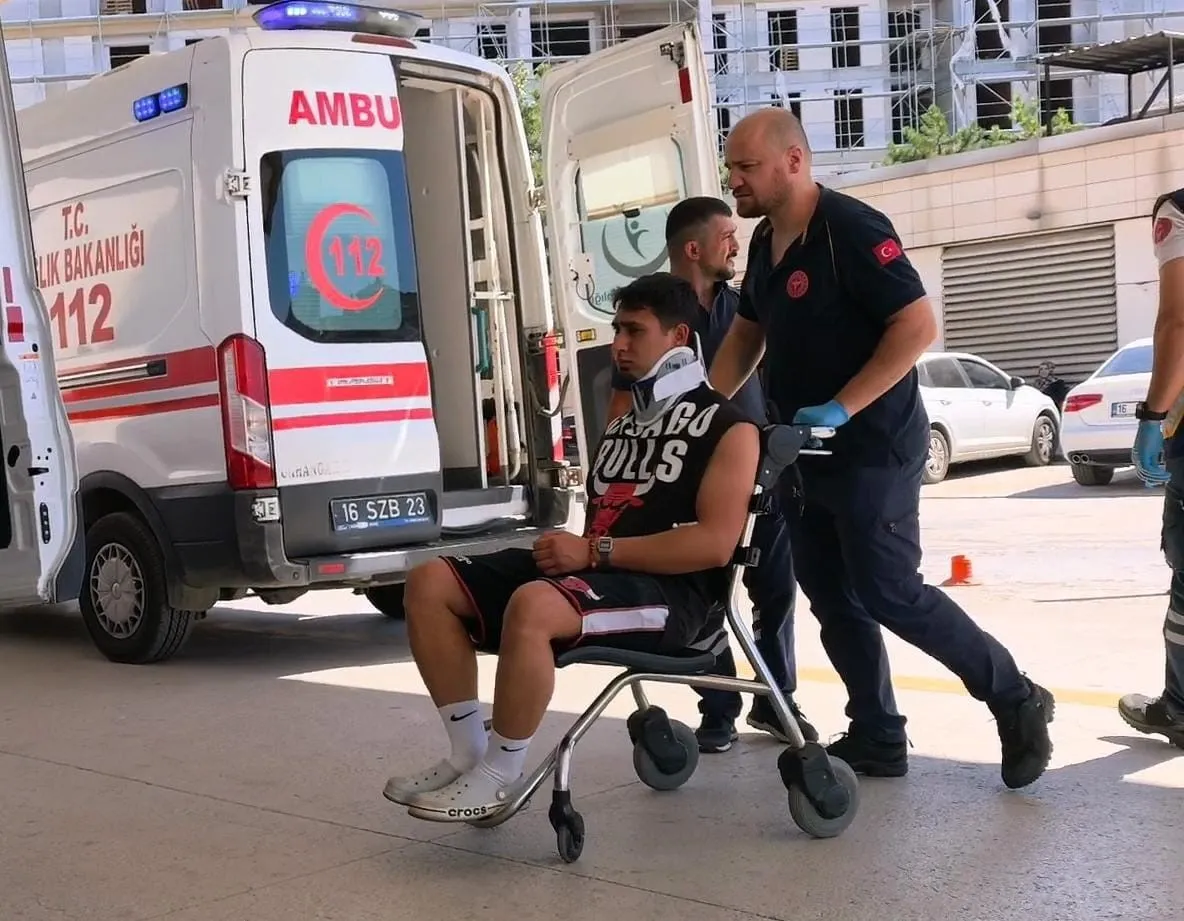 Lastiği patlayan cip şarampole uçtu: 3 yaralı