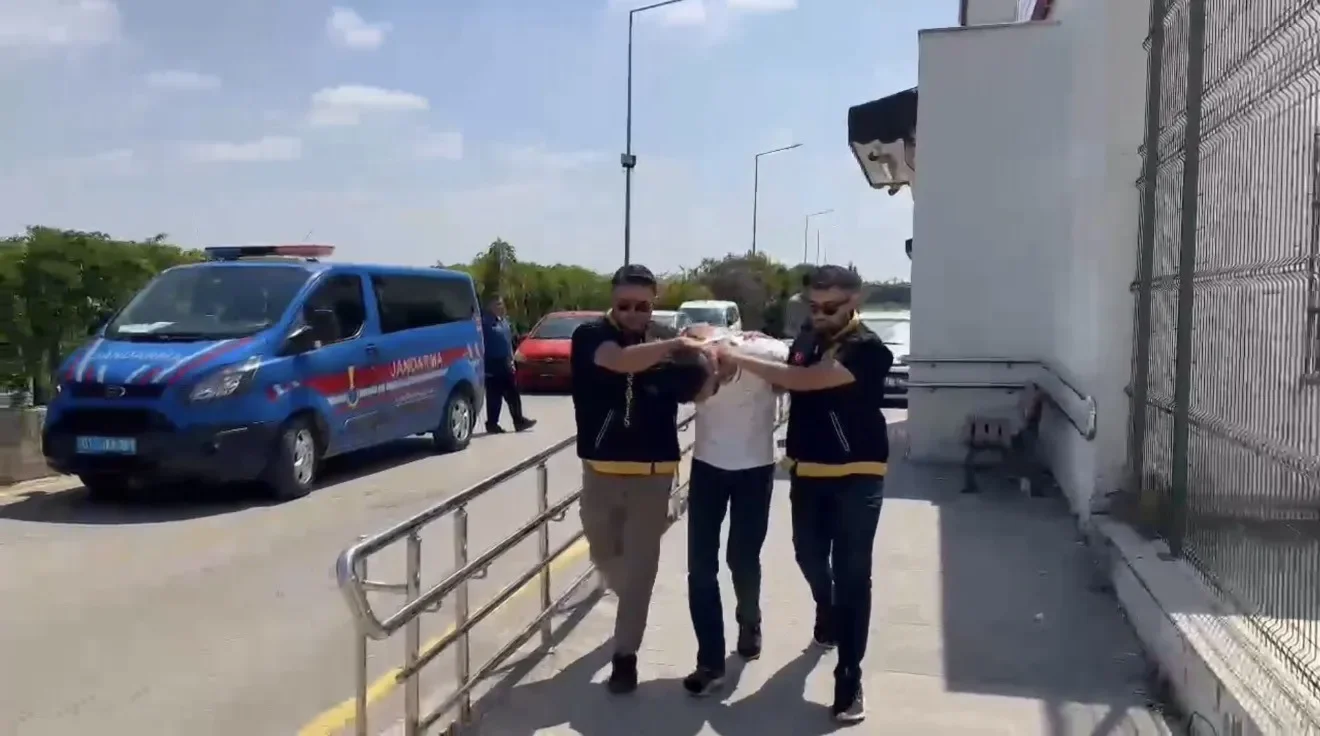 Adana’da kadın kılığıyla iş yerine silahlı saldırı: Şüpheli tutuklandı
