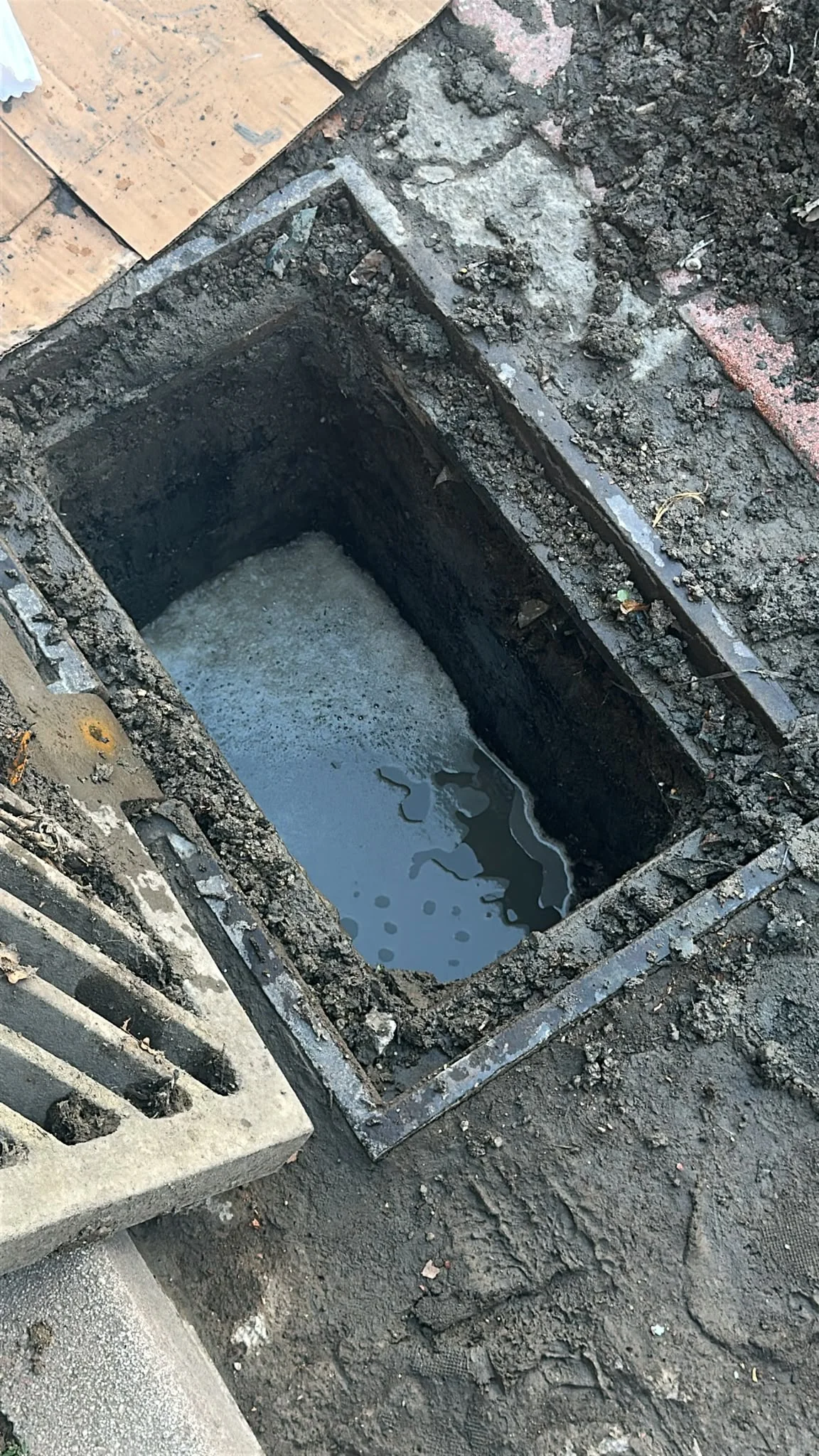 İnegöl’ün İşlek Caddesinde 7 Aylık Tıkanıklığı Esnaf Temizledi