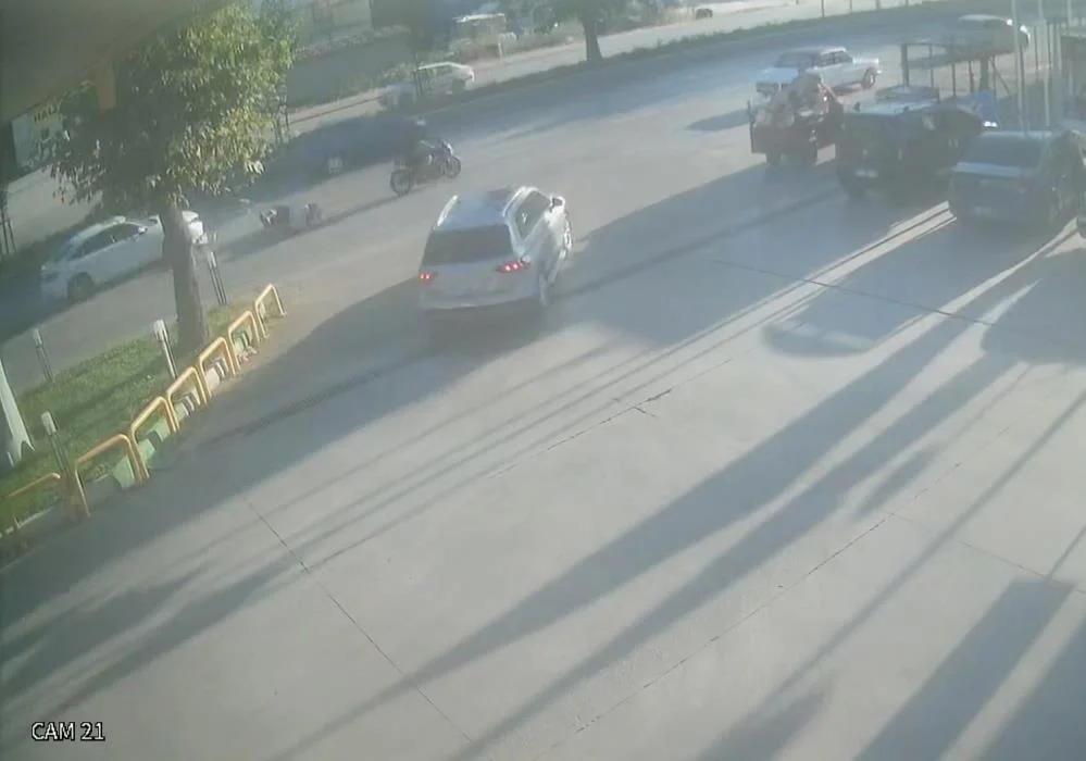 Araca çarpan motosikletli metrelerce sürüklendi