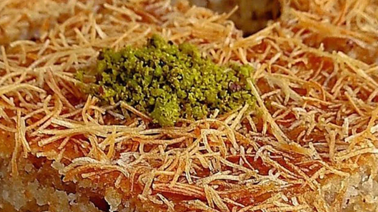 Gelinim Mutfakta irmikli kadayıflı pasta tarifi ve tam ölçülü yapılışı