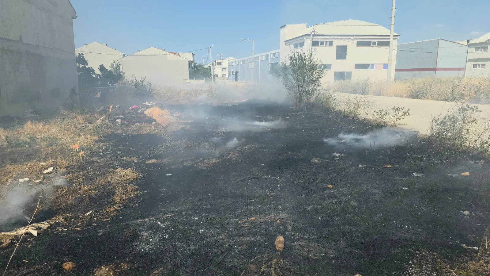 İnegöl'de evlerin dibinde yangın! İtfaiye müdahale etti
