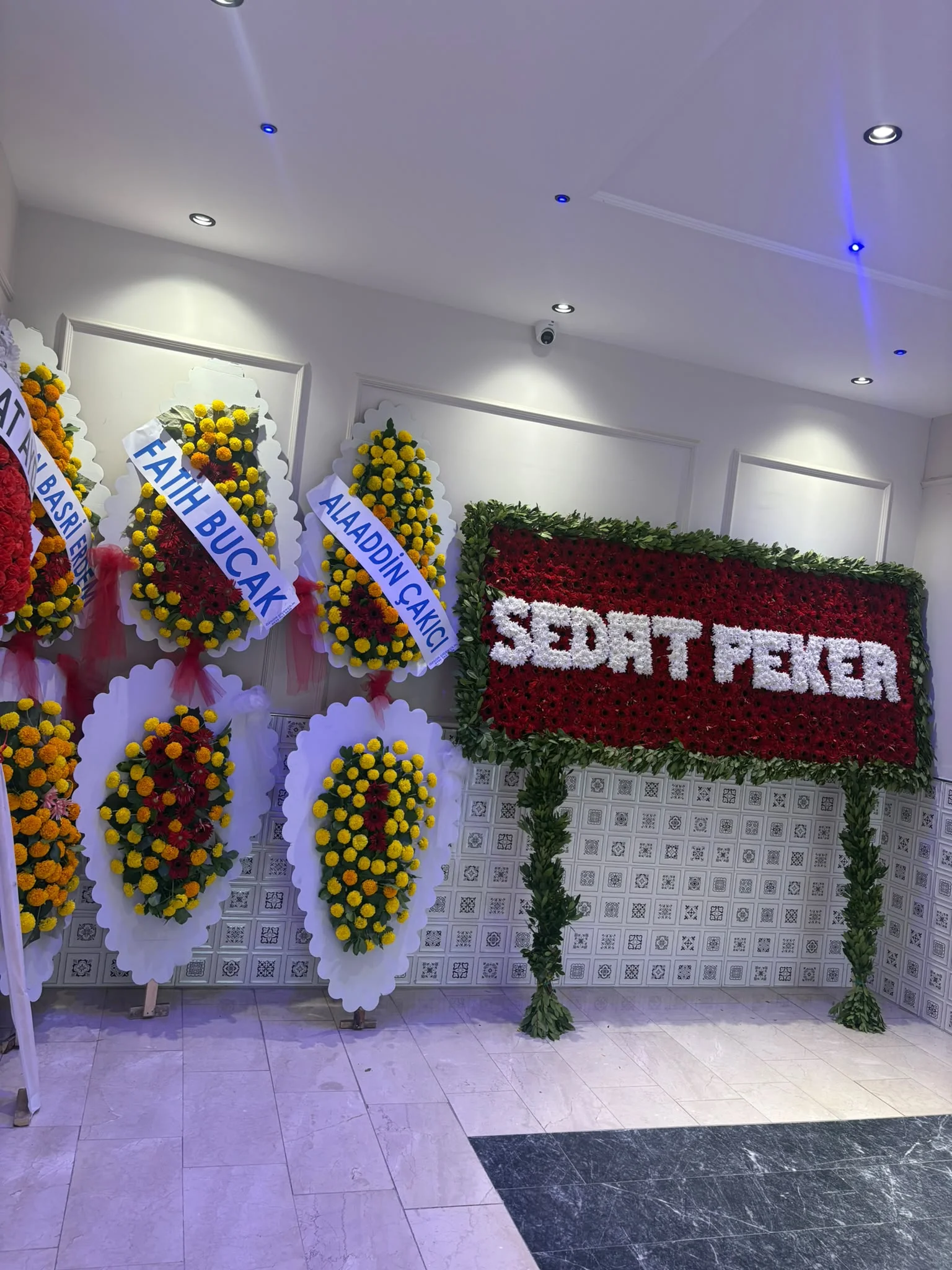 İnegöl’deki düğüne Sedat Peker ve Alaattin Çakıcı’dan çelenk