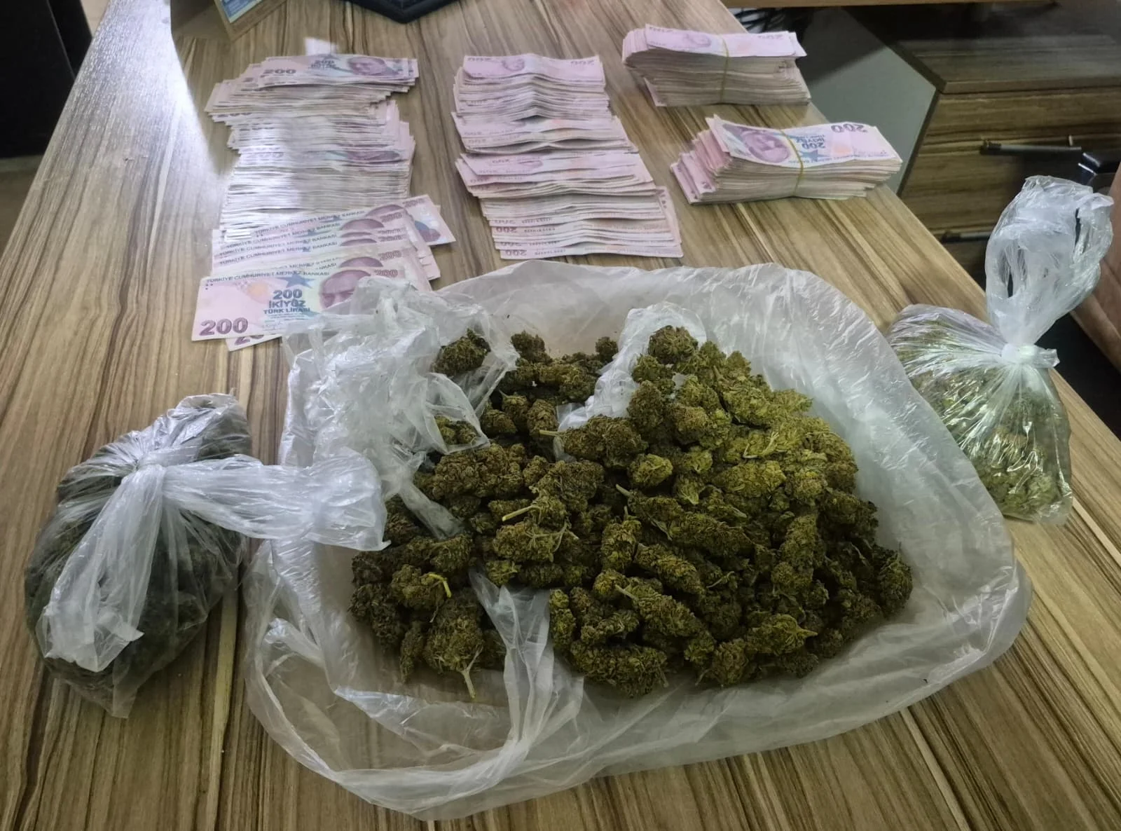 İnegöl'de kaçan araçtan çıkanlar polisi şoke etti!