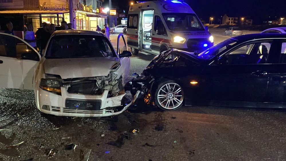 İnegöl’de korkutan çarpışma! İki araç kafa kafaya girdi