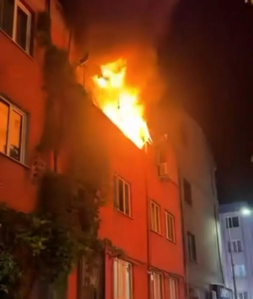 Koltukta unutulan sigara apartmanı ayağa kaldırdı