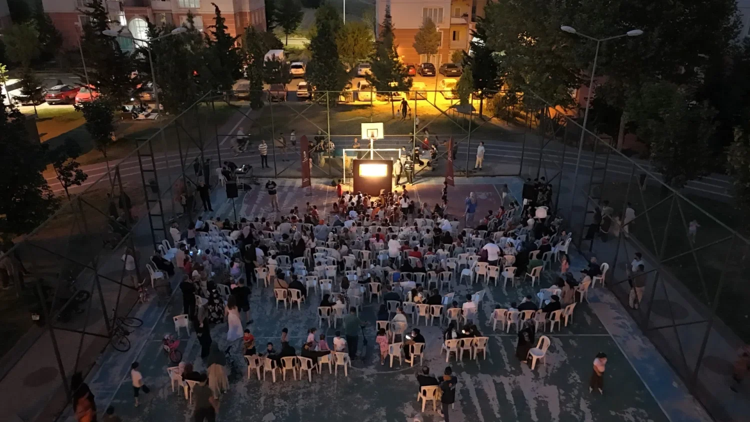 İnegöl’de ‘Karagöz’ün Salıncağı’ gölge oyunu çocuklarla buluştu
