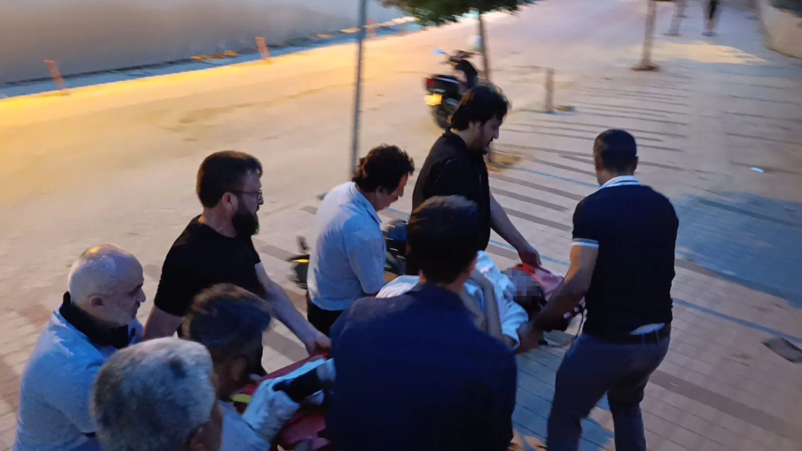 Doktor duvardan atlayıp yaralıya müdahale etti
