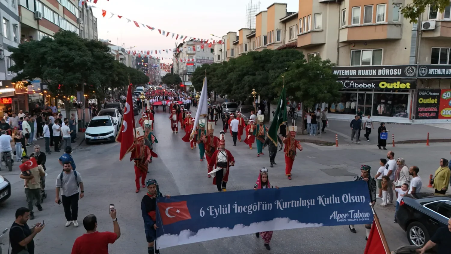 İnegöl tek yürek oldu! 104. yıl coşkusu sokaklara taştı