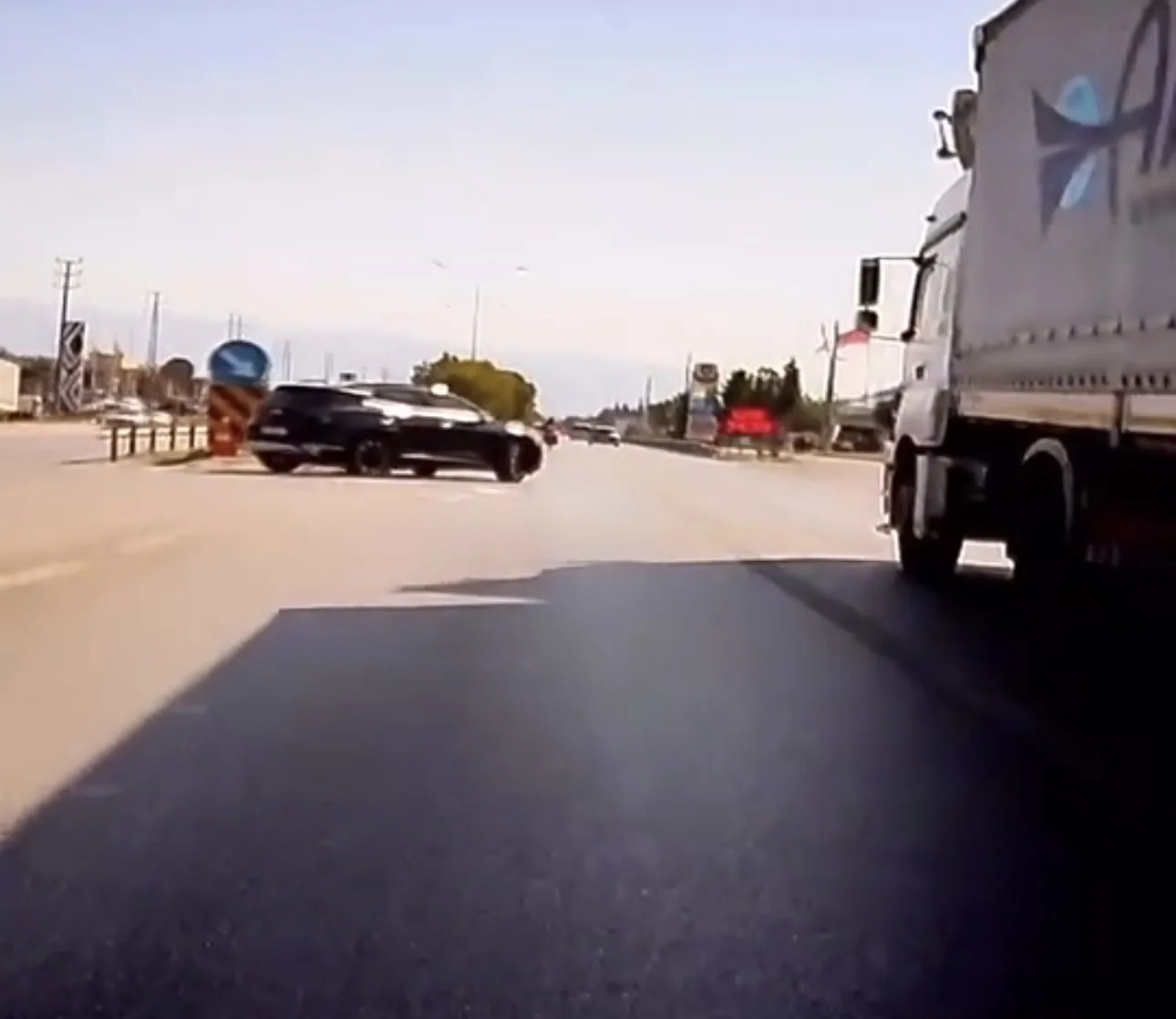 Kırmızı ışık ihlali yapan cipe motosiklet çarptı: Ölümden döndü