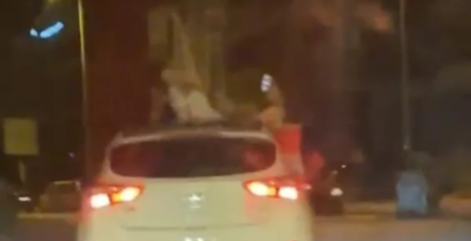 Otomobilin tavanında tehlikeli dans!