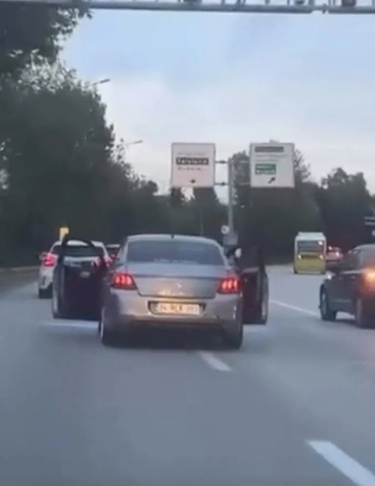 Trafikte Akılalmaz Görüntü! İki Kapıyı da Açıp İlerlediler