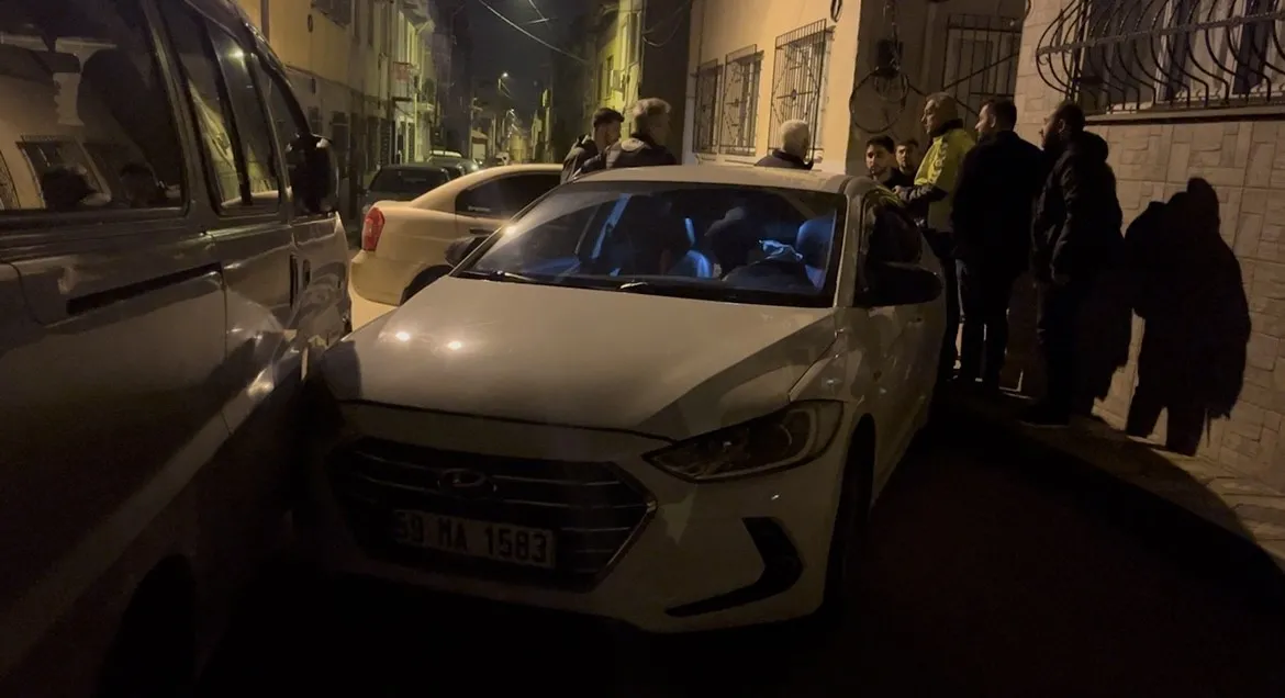 Bursa’da önce otomobille kovaladı, kaza yaptırdı... Kaldırım taşıyla peşine düştü
