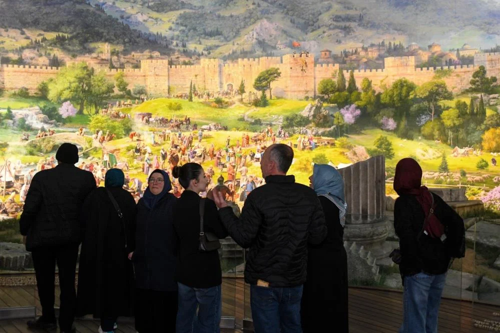 Bursa'da 3,8 Milyon Kişi Bu Kapıdan Geçti! İçeride Ne Var?